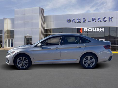 Used 2024 Volkswagen Jetta SE FWD image 3