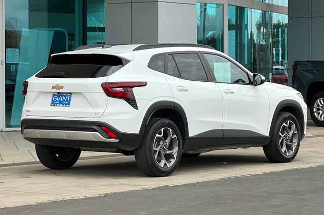 Used 2025 Chevrolet Trax LT FWD image 4