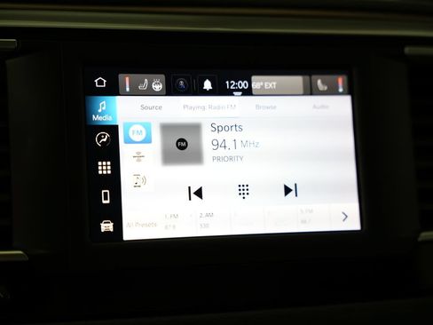 Used 2022 Chrysler Voyager LX FWD image 20