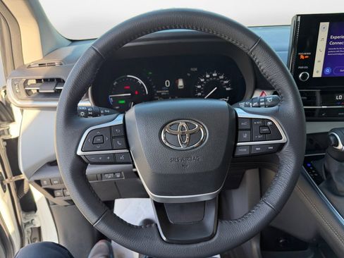 Used 2025 Toyota Sienna XLE image 10