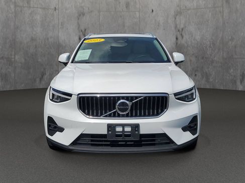 Used 2023 Volvo XC40 B5 Plus AWD/4WD image 2