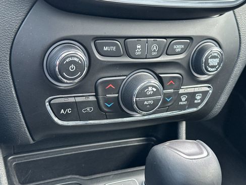 Used 2019 Jeep Cherokee Limited w/ Luxury Group AWD/4WD image 20