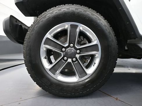 Used 2019 Jeep Wrangler Unlimited Sahara AWD/4WD image 18
