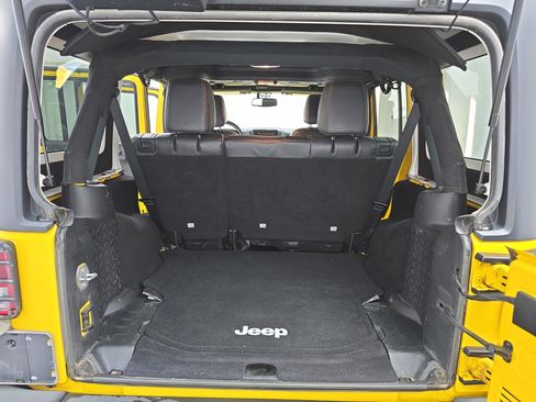 Used 2015 Jeep Wrangler Unlimited Rubicon w/ Connectivity Group image 12