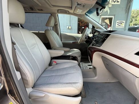 Used 2011 Toyota Sienna XLE w/ Entertainment Pkg FWD image 19