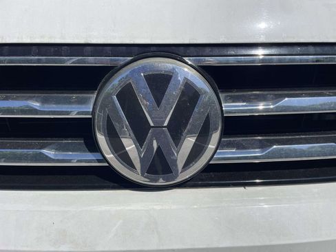 Used 2018 Volkswagen Tiguan SE w/ Panoramic Sunroof Package image 3