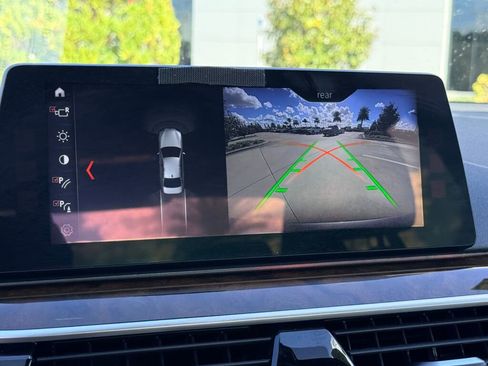 Used 2018 BMW 530i w/ Premium Package image 25