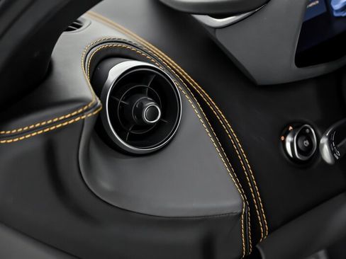 Used 2019 McLaren 600LT RWD image 22