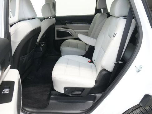 Used 2024 Kia Telluride EX w/ EX Captain's Chair Package image 21