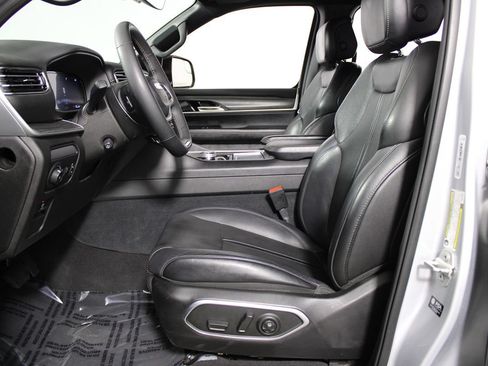 Used 2024 Jeep Wagoneer L Series II RWD image 8