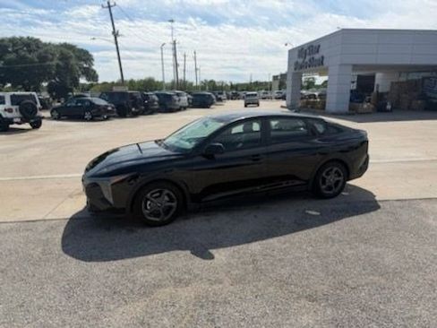 Used 2025 Kia K4 LXS image 5