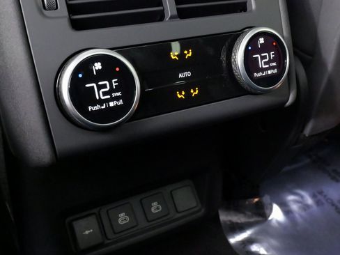 Used 2024 Land Rover Discovery S image 47