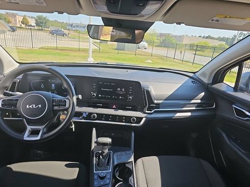 Used 2025 Kia Sportage LX FWD image 25