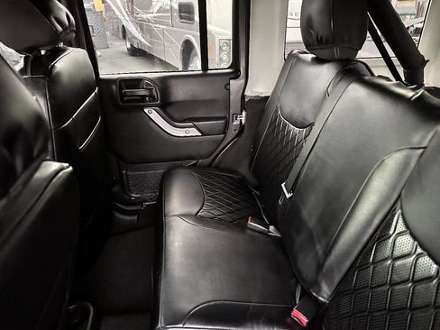 Used 2016 Jeep Wrangler Unlimited Sahara w/ Connectivity Group image 34