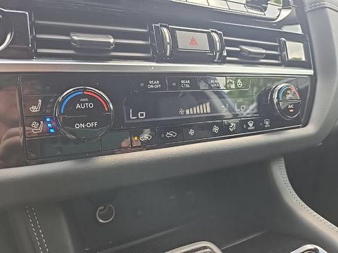 Used 2025 Nissan Pathfinder Platinum AWD/4WD image 22