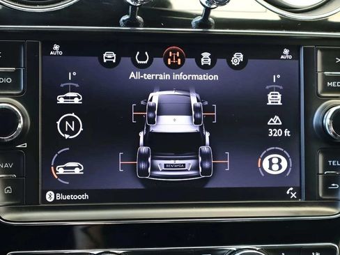 Used 2017 Bentley Bentayga AWD/4WD image 18