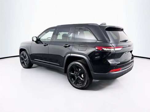 Used 2024 Jeep Grand Cherokee Altitude AWD/4WD image 9