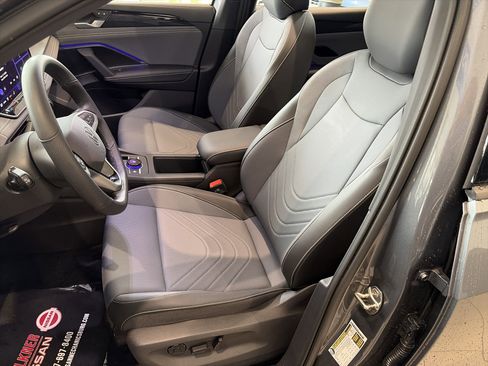 Used 2025 Volkswagen Tiguan SE R-Line image 21