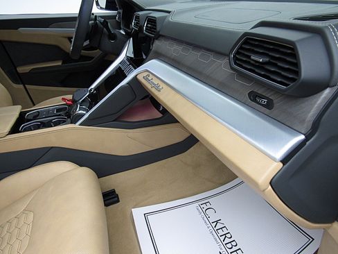 Used 2022 Lamborghini Urus AWD/4WD image 24