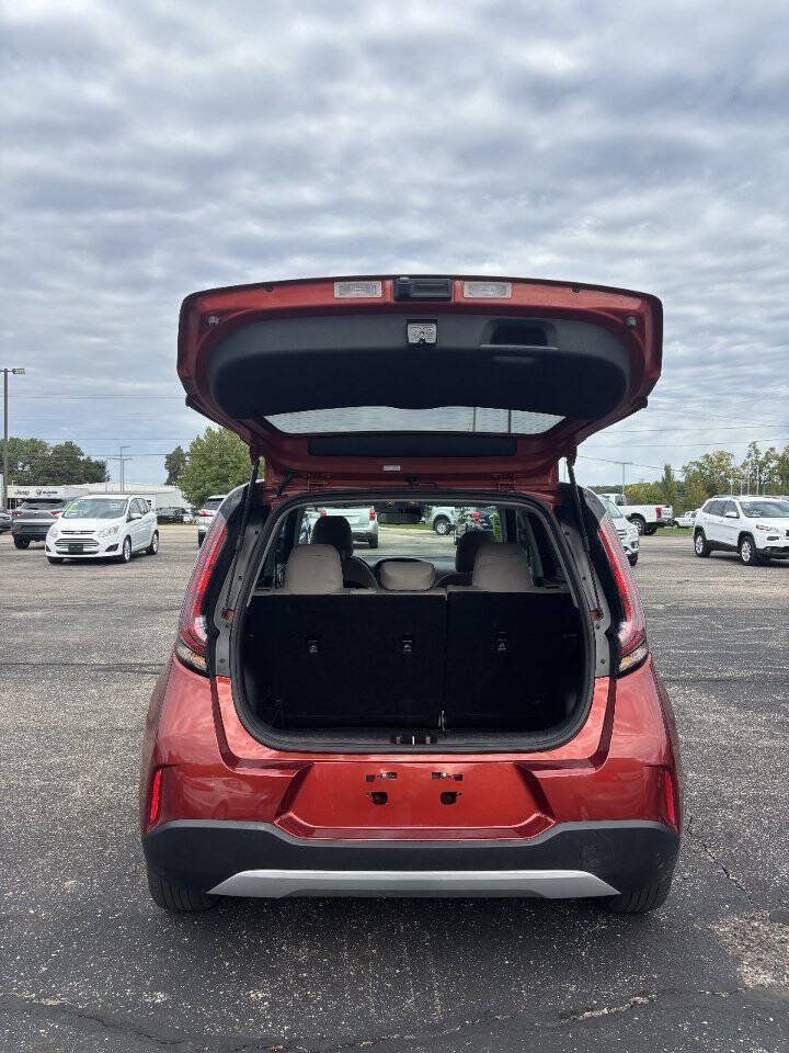 Used 2024 Kia Soul LX FWD image 8