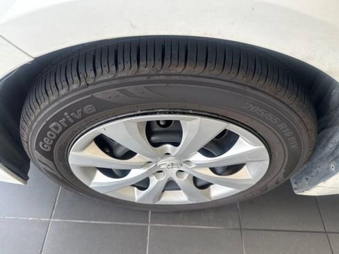 Used 2020 Toyota Corolla LE FWD image 2