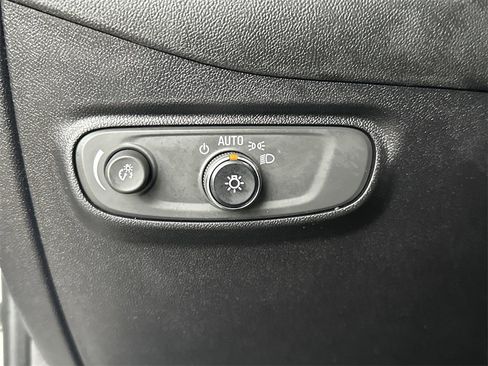 Used 2018 Chevrolet Equinox LT image 18