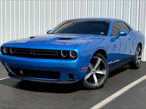 Used 2019 Dodge Challenger SXT image 1