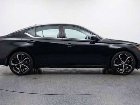 Used 2025 Nissan Altima 2.5 SR FWD image 11
