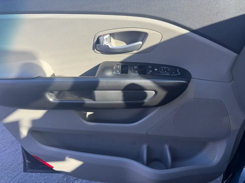 Used 2017 Kia Sedona LX w/ LX Essentials Premium Package FWD image 9