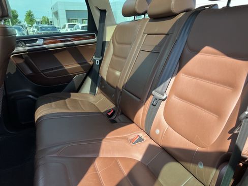Used 2012 Volkswagen Touareg Sport AWD/4WD image 32