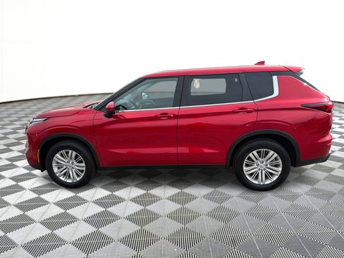 Used 2024 Mitsubishi Outlander ES AWD/4WD image 2