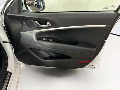 Used 2025 Genesis G70 2.5T image 31