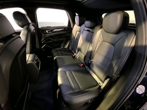 Used 2022 Porsche Cayenne image 24