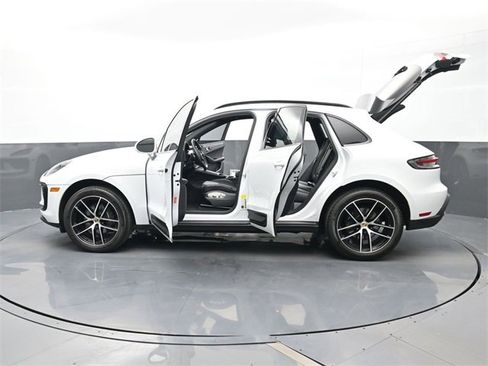 Used 2024 Porsche Macan w/ Premium Plus Package image 29