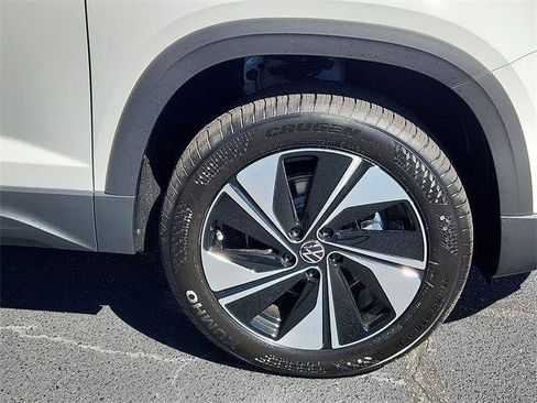 New 2025 Volkswagen Taos SE image 7