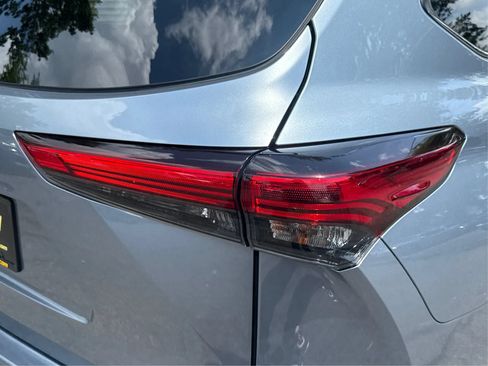 Used 2021 Toyota Highlander XLE AWD/4WD image 27