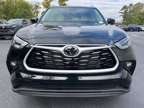 New 2025 Toyota Highlander XLE FWD image 8