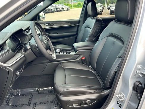 New 2025 Jeep Grand Cherokee L Limited w/ Black Appearance Package AWD/4WD image 9