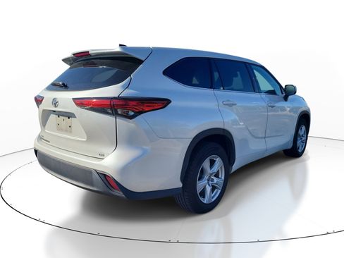 Used 2022 Toyota Highlander LE FWD image 6