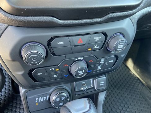 Used 2023 Jeep Renegade Trailhawk w/ Trailhawk Elite Group AWD/4WD image 38