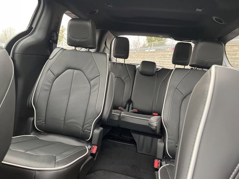 New 2026 Chrysler Pacifica Limited image 24
