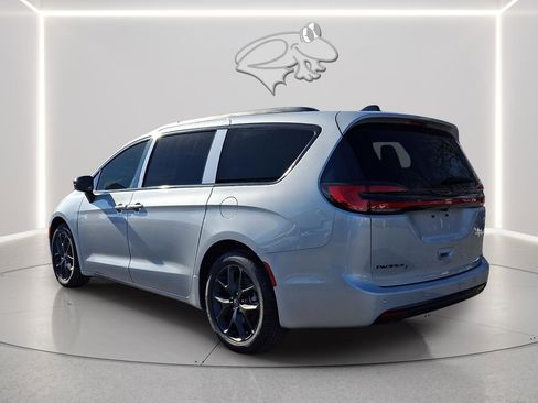 New 2026 Chrysler Pacifica Select w/ S Appearance Package image 2