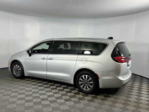 Used 2024 Chrysler Pacifica Select image 9