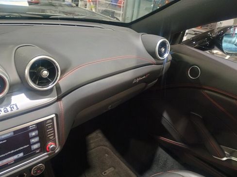 Used 2018 Ferrari California T RWD image 22