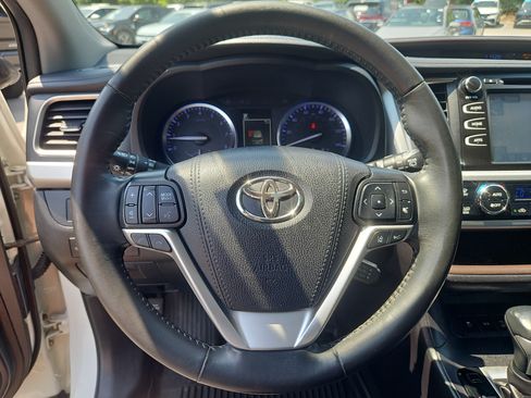 Used 2019 Toyota Highlander XLE AWD/4WD image 17