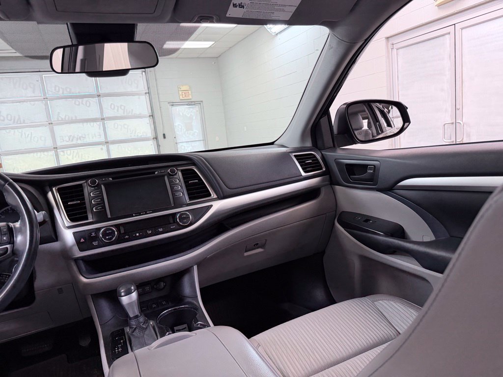 Used 2018 Toyota Highlander Plus AWD/4WD image 29