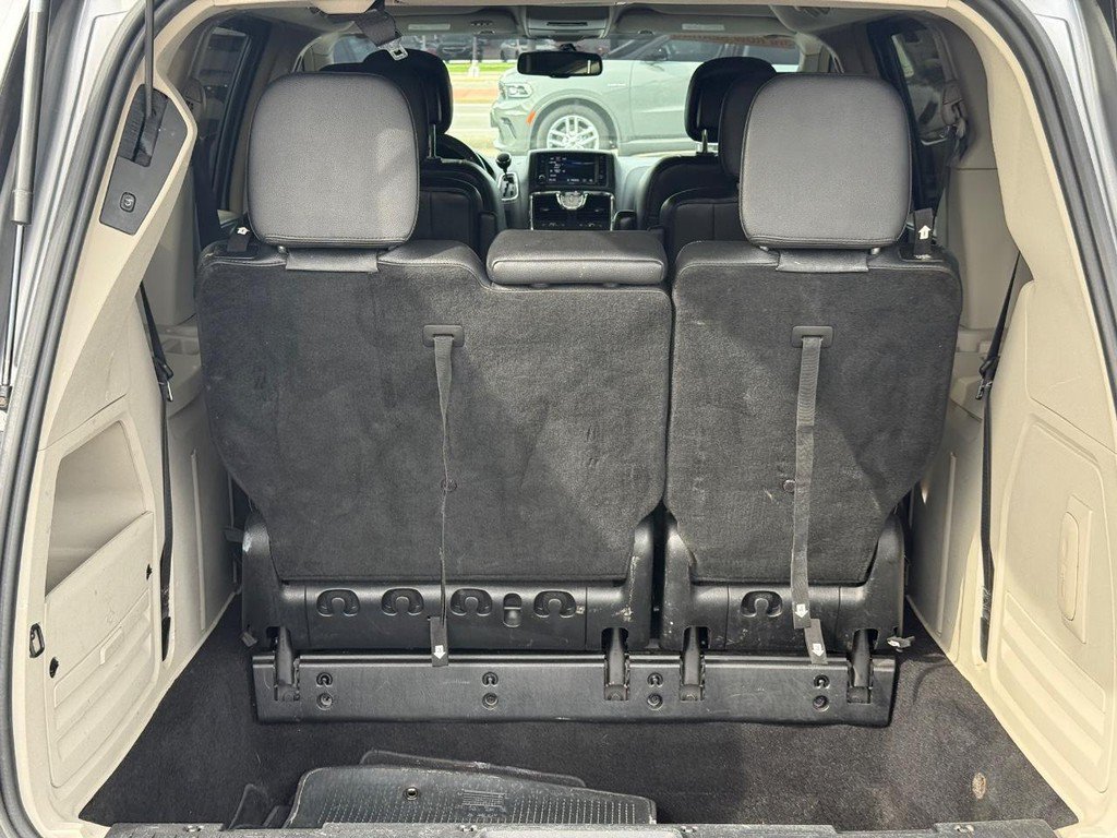Used 2014 Chrysler Town & Country Touring FWD image 5