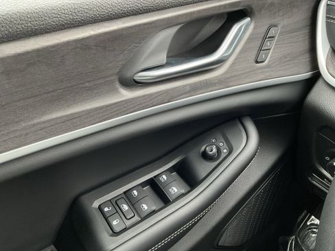 Used 2025 Jeep Grand Cherokee Limited image 27