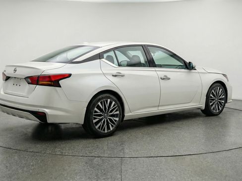 Used 2025 Nissan Altima 2.5 SV FWD image 9