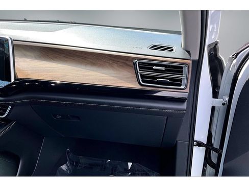 Used 2024 Volkswagen Atlas SE FWD image 23